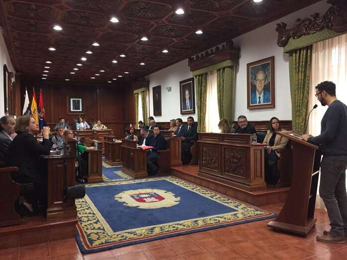 Armando Ravelo, este viernes dirigiéndose al Pleno municipal (Foto TA)